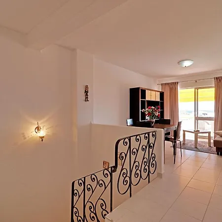 Ocean View By Homing דירה